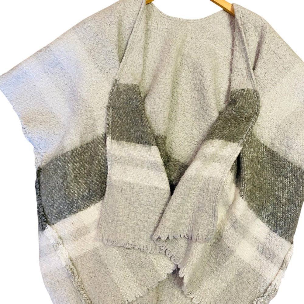 ⭐️ AERIE Gray Oversized Poncho - Picture 2 of 7